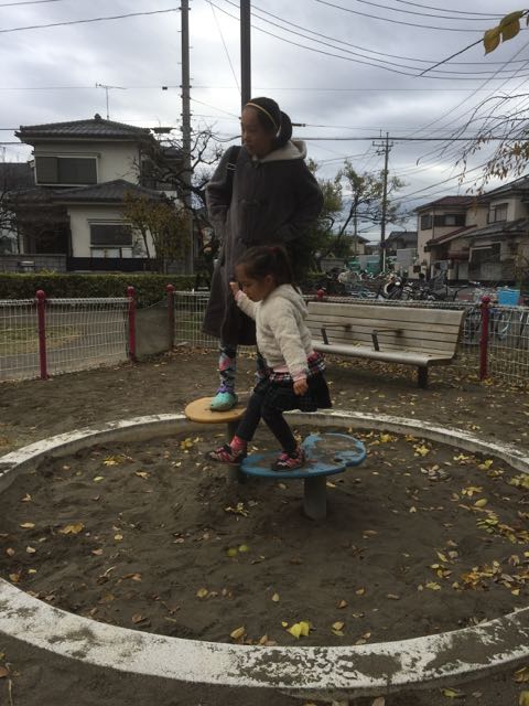 Shinobu und Hikaru auf dem Spielplatz 